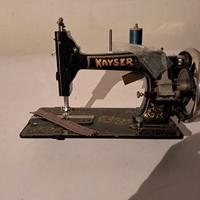 Macchina per cucire antica