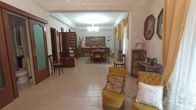 Casa su 3 piani centro storico, intero palazzo