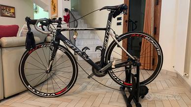 Bicicletta da corsa e attrezzo allenamento