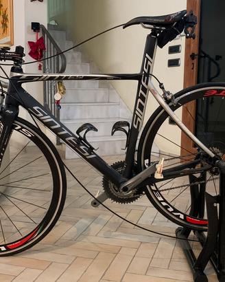 Bicicletta da corsa e attrezzo allenamento