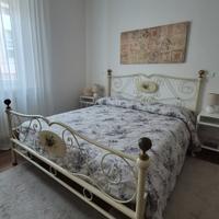 letto matrimoniale in ferro battuto.