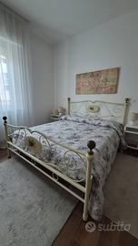 letto matrimoniale in ferro battuto.