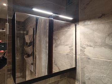 Specchio bagno contenitore con anta vasistas e LED