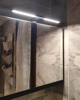 Specchio bagno contenitore con anta vasistas e LED