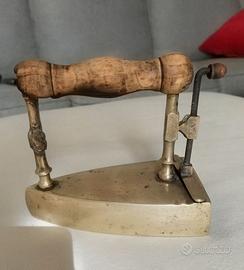 Ferro da stiro a lingotto vintage  in ottone