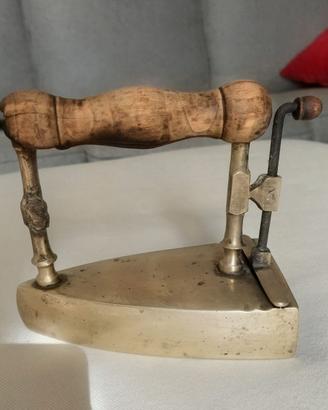 Ferro da stiro a lingotto vintage  in ottone