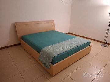 Letto matrimoniale con cassone e rete in doghe