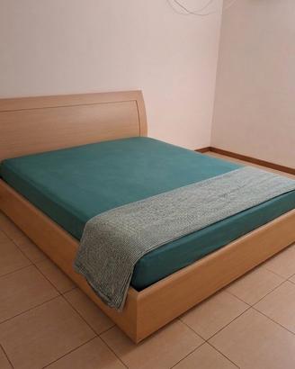 Letto matrimoniale con cassone e rete in doghe