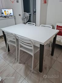 Tavolo con 4 sedie 