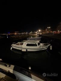 Barca con motore funzionante