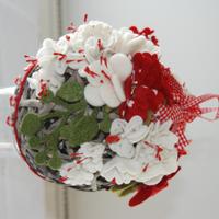Palla di viticcio con fiori di feltro