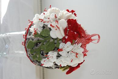 Palla di viticcio con fiori di feltro