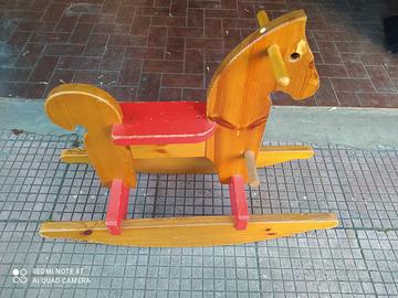 Cavalluccio a dondolo di legno