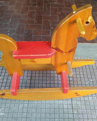 Cavalluccio a dondolo di legno
