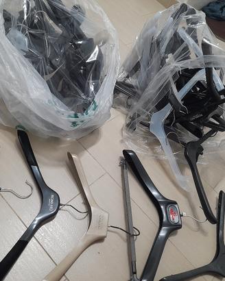 Circa 200 grucce di negozio di vari tipi di brand