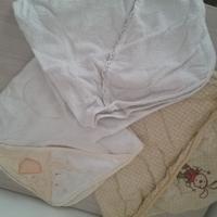 Set asciugamani a triangolo e accappatoio