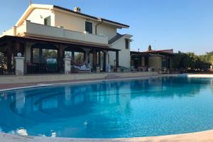 Villa bilivelli con piscina e ampio giardino