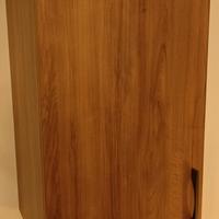 pensile in legno con ripiani in vetro 