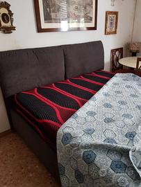 Letto matrimoniale con il materasso memory form