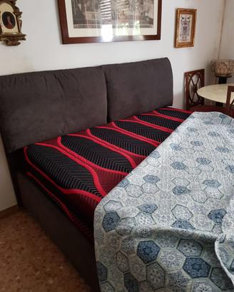 Letto matrimoniale con il materasso memory form