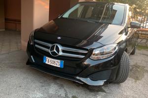 Mercedes classe B 180d con gancio traino