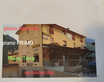 Fabbricato commerciale con 5 appartamenti