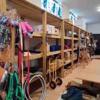 SCAFFALI IN LEGNO E TAVOLO 