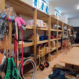 SCAFFALI IN LEGNO E TAVOLO 