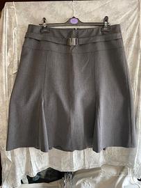 Gonna grigia con particolare fibbia metallo