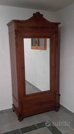 Armadio antico con anta a specchio