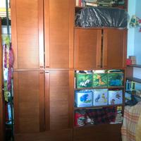 Armadio di legno con ripiani e cassetti