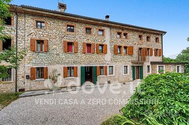 Villa di 600 m² con più di 5 locali a Revine Lago