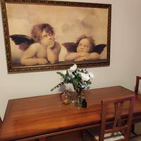 tavolo con sedie  e parete attrezzata 