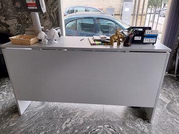 SCAFFALATURA E BANCONE CASSA