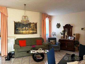 Trilocale in zona centrale con Box e balcone