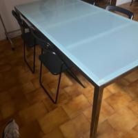 Tavolo con piano in vetro