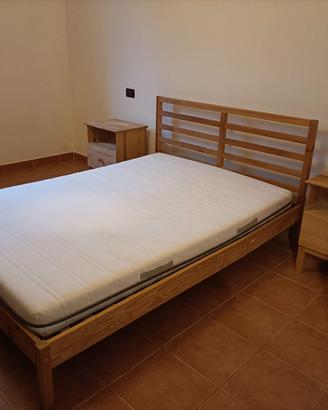 Letto alla francese e comodini