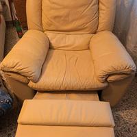 Poltrona in pelle beige con poggiapiedi