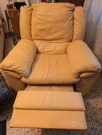 Poltrona in pelle beige con poggiapiedi