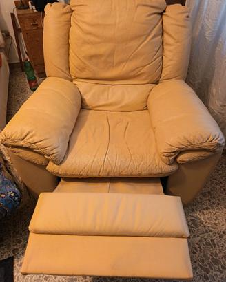 Poltrona in pelle beige con poggiapiedi