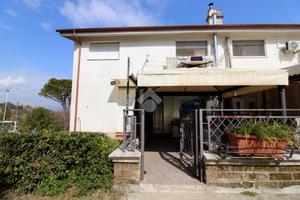 VILLA A SCHIERA A TORRITA TIBERINA
