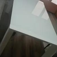 tavolo bianco lucido con piano in vetro 