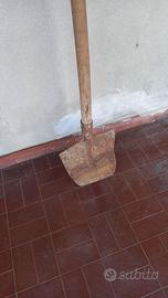 BADILE CON MANICO IN FAGGIO.