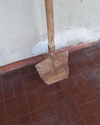 BADILE CON MANICO IN FAGGIO.