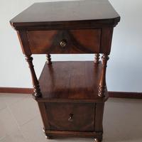 Comodino in noce fine 800 perfettamente restaurato