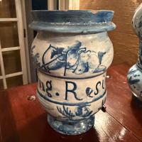 Coppia di vasi in ceramica stile antico