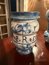 Coppia di vasi in ceramica stile antico