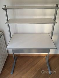 Scrivania Ikea Jerker con 2 ripiani libreria