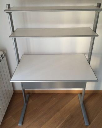 Scrivania Ikea Jerker con 2 ripiani libreria