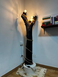 Lampada da terra di design con tronco naturale